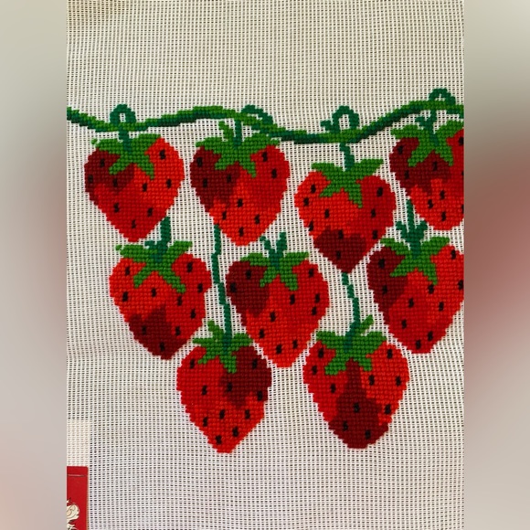 Red Strawberries PreWorked VTG NOS Dritz 3182/1 Needlepoint Madeira 17x17” - Picture 2 of 7